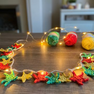 Christmas Garland Pattern FREE Download Designed by Sue Rawlinson
